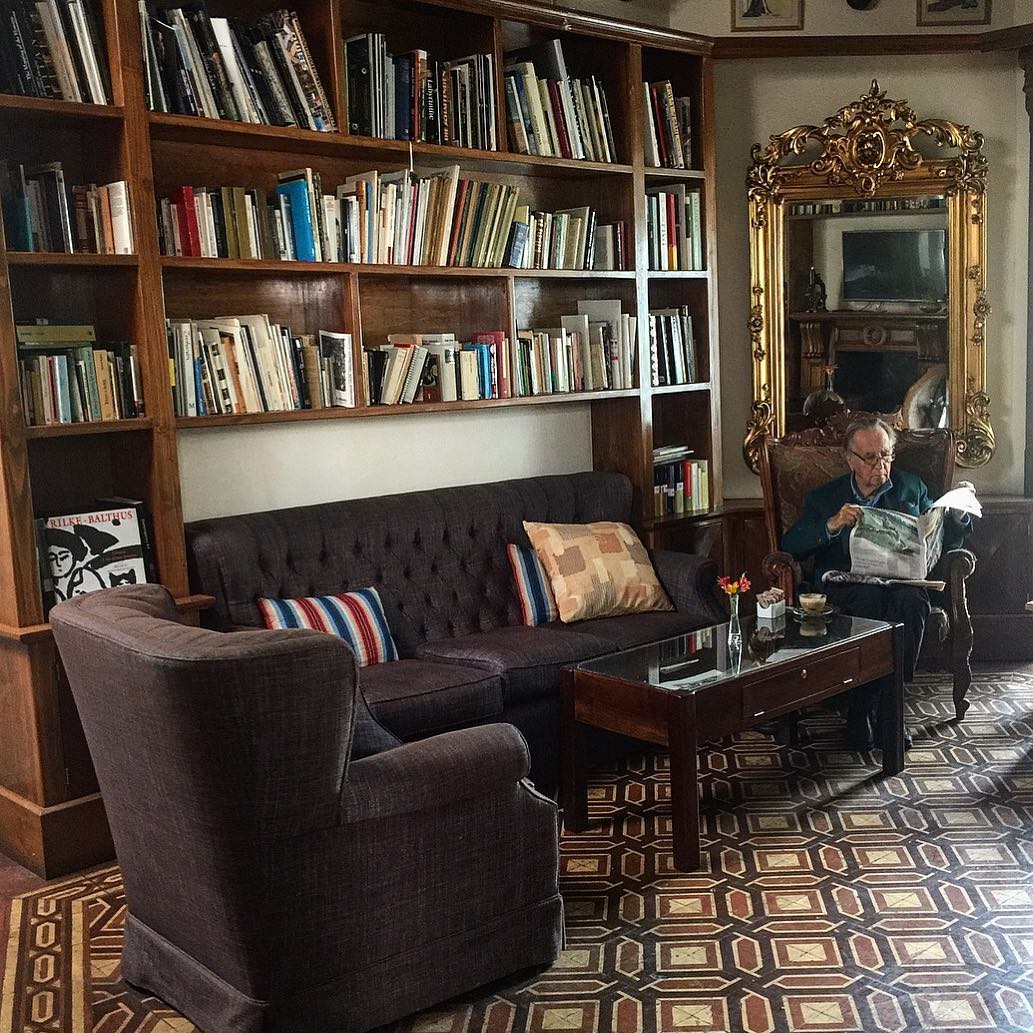a restaurant with a lot of books and a cozy atmosphere